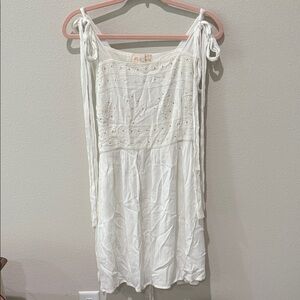 White Women's Tunic Top (photos don’t do this justice! Gorgeous!)